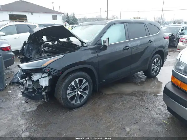 5TDKBRCH3PS593076 2023 TOYOTA HIGHLANDER - Image 2