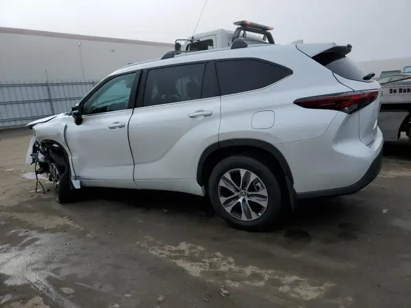5TDKBRCH3RS640481 2024 TOYOTA HIGHLANDER - Image 2