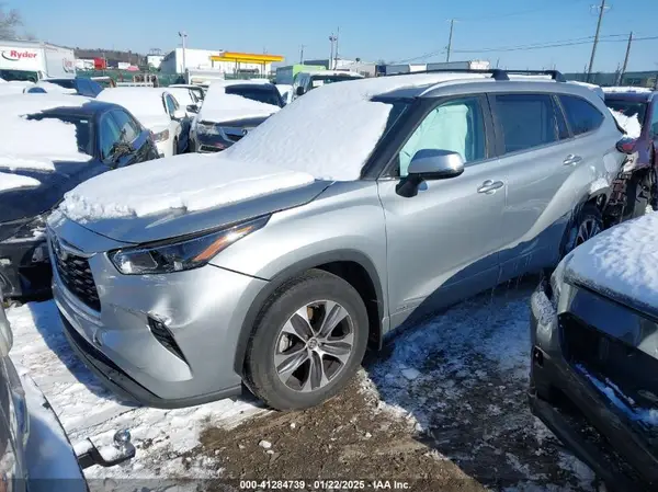 5TDKBRCH4PS575623 2023 TOYOTA HIGHLANDER - Image 2
