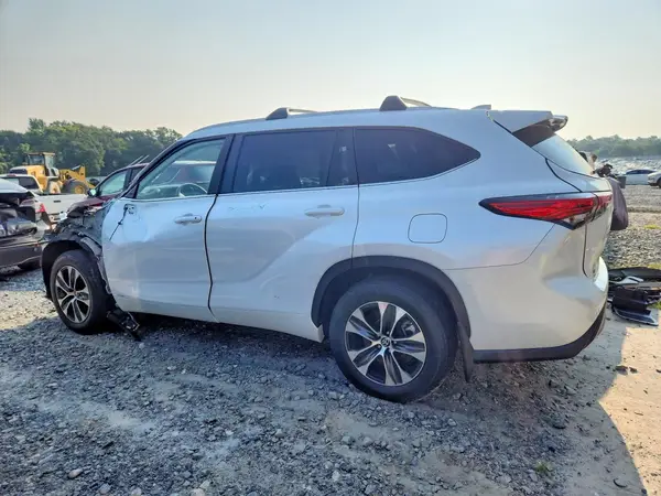 5TDKBRCH4PS585729 2023 TOYOTA HIGHLANDER - Image 2
