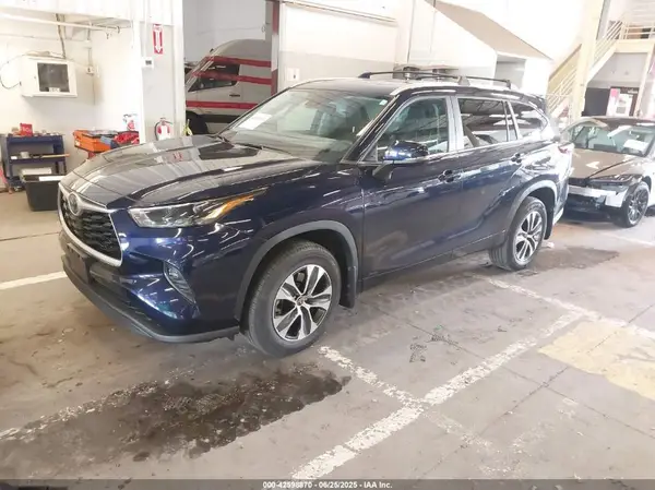 5TDKBRCH5PS567112 2023 TOYOTA HIGHLANDER - Image 2