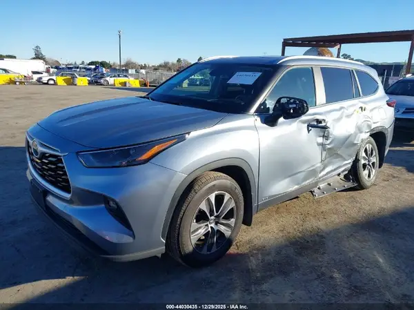 5TDKBRCH5PS601288 2023 TOYOTA HIGHLANDER - Image 2