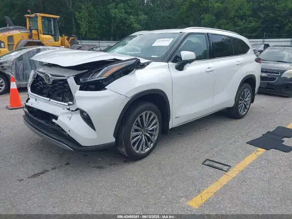 5TDKBRCH5SS660530 2025 TOYOTA HIGHLANDER - Image 2