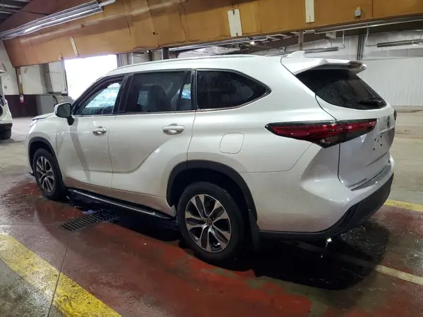 5TDKBRCH6PS117596 2023 TOYOTA HIGHLANDER - Image 2