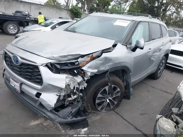 5TDKBRCH6PS118165 2023 TOYOTA HIGHLANDER - Image 2