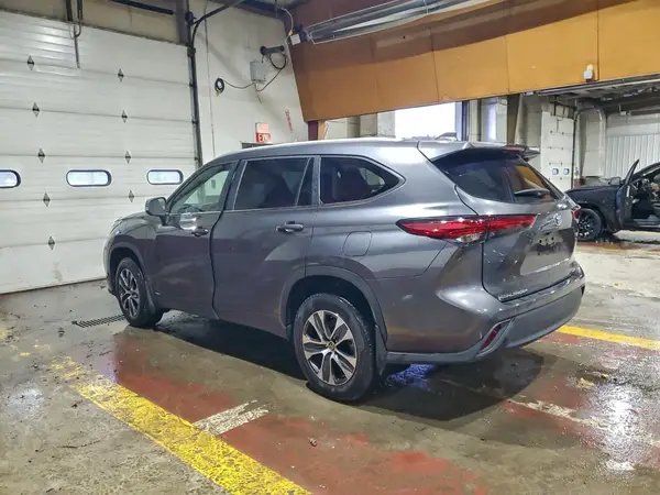 5TDKBRCH6PS134849 2023 TOYOTA HIGHLANDER - Image 2