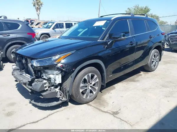 5TDKBRCH6PS574845 2023 TOYOTA HIGHLANDER - Image 2