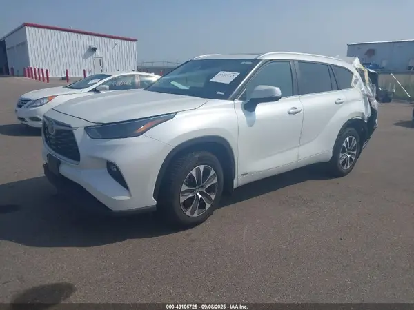 5TDKBRCH6PS578085 2023 TOYOTA HIGHLANDER - Image 2