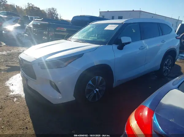 5TDKBRCH6PS584582 2023 TOYOTA HIGHLANDER - Image 2
