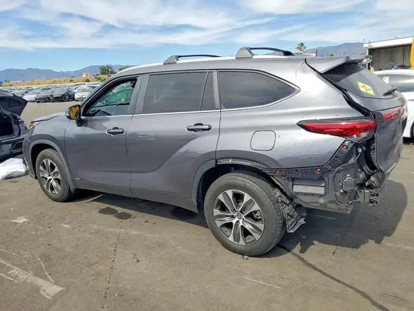 5TDKBRCH6PS588972 2023 TOYOTA HIGHLANDER - Image 2