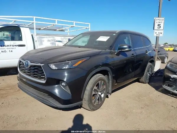 5TDKBRCH7PS571484 2023 TOYOTA HIGHLANDER - Image 2