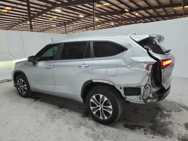 5TDKBRCH7PS575065 2023 TOYOTA HIGHLANDER - Image 2