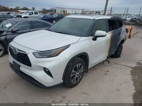 5TDKBRCH7RS636899 2024 TOYOTA HIGHLANDER - Image 2