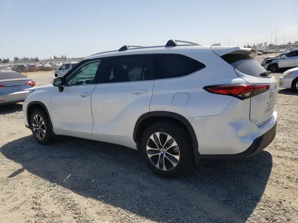 5TDKBRCH8PS134268 2023 TOYOTA HIGHLANDER - Image 2