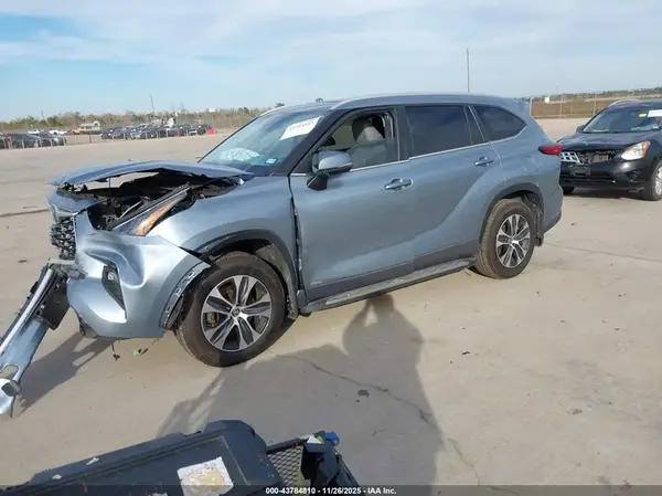 5TDKBRCH8PS134836 2023 TOYOTA HIGHLANDER - Image 2