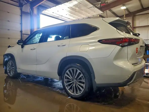 5TDKBRCH8SS646041 2025 TOYOTA HIGHLANDER - Image 2