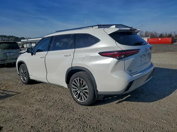 5TDKBRCH8SS648596 2025 TOYOTA HIGHLANDER - Image 2
