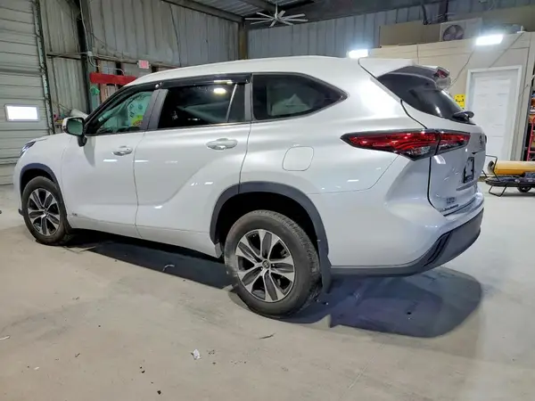 5TDKBRCH9PS109928 2023 TOYOTA HIGHLANDER - Image 2