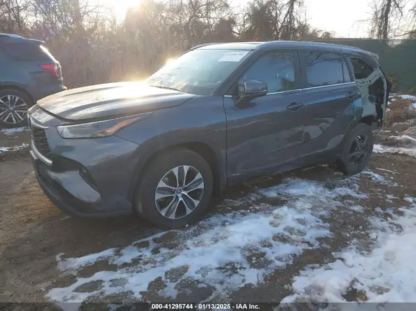 5TDKBRCH9PS115695 2023 TOYOTA HIGHLANDER - Image 2