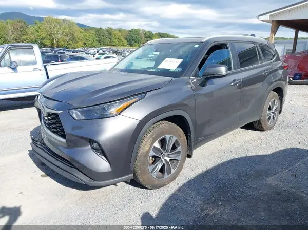 5TDKBRCH9PS124056 2023 TOYOTA HIGHLANDER - Image 2