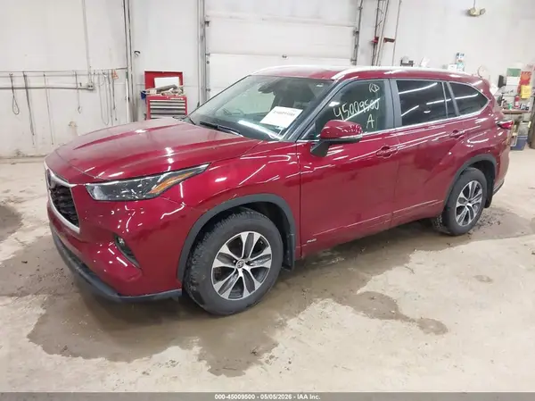 5TDKBRCH9PS579098 2023 TOYOTA HIGHLANDER - Image 2