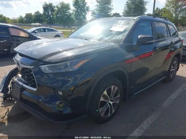5TDKBRCH9PS580722 2023 TOYOTA HIGHLANDER - Image 2