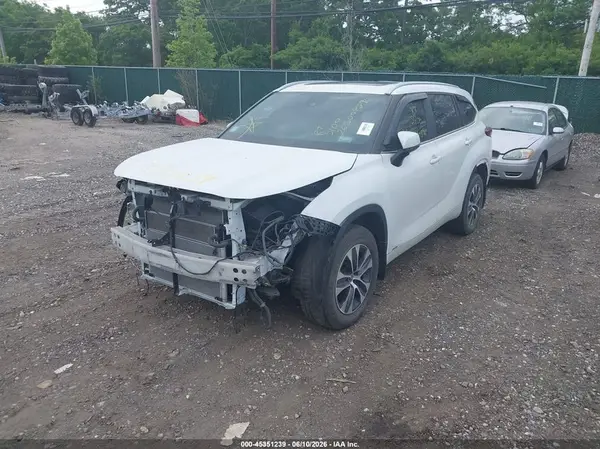 5TDKBRCHXPS114264 2023 TOYOTA HIGHLANDER - Image 2