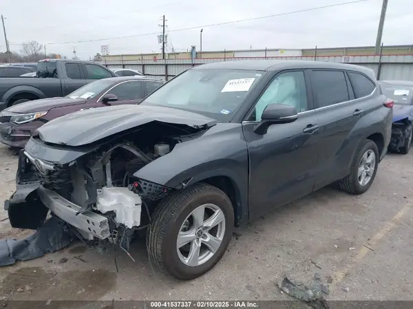 5TDKDRAH0PS015840 2023 TOYOTA HIGHLANDER - Image 2