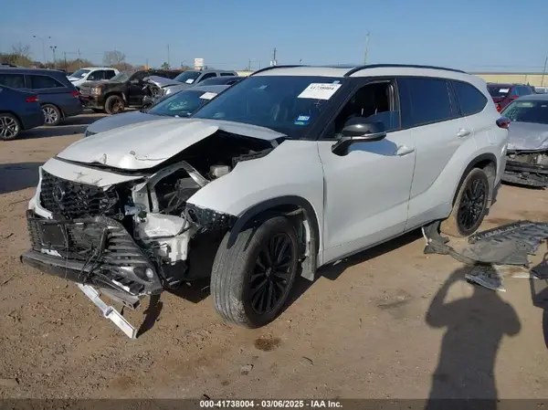 5TDKDRAH0PS017636 2023 TOYOTA HIGHLANDER - Image 2