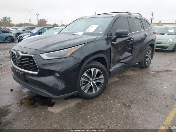 5TDKDRAH0PS023176 2023 TOYOTA HIGHLANDER - Image 2