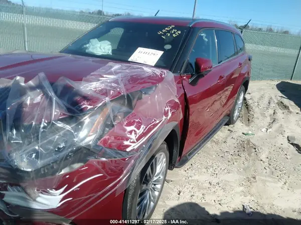 5TDKDRAH0PS037708 2023 TOYOTA HIGHLANDER - Image 2