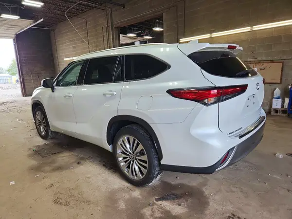 5TDKDRAH0PS043542 2023 TOYOTA HIGHLANDER - Image 2