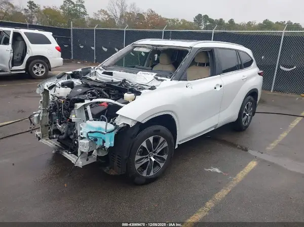 5TDKDRAH0RS545003 2024 TOYOTA HIGHLANDER - Image 2