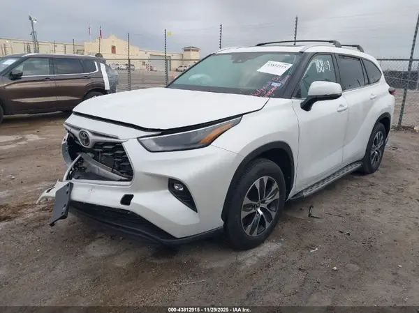 5TDKDRAH0RS549973 2024 TOYOTA HIGHLANDER - Image 2