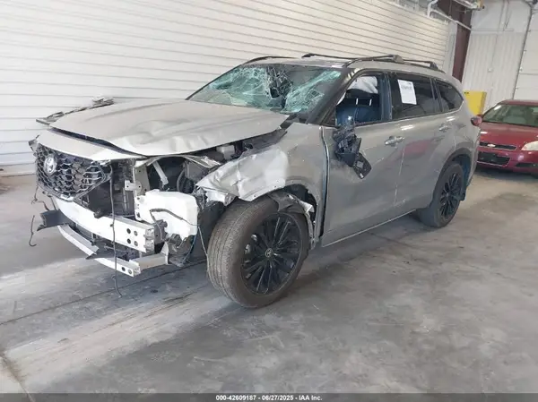 5TDKDRAH1PS015202 2023 TOYOTA HIGHLANDER - Image 2