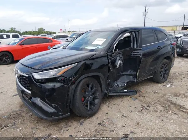 5TDKDRAH1PS018388 2023 TOYOTA HIGHLANDER - Image 2