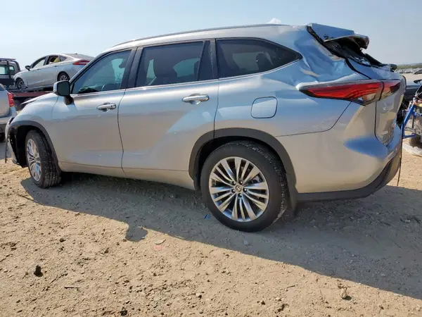 5TDKDRAH1PS032646 2023 TOYOTA HIGHLANDER - Image 2