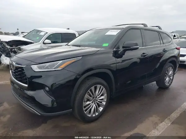 5TDKDRAH1PS042982 2023 TOYOTA HIGHLANDER - Image 2