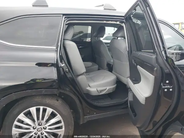 5TDKDRAH1PS042982 2023 TOYOTA HIGHLANDER - Image 8