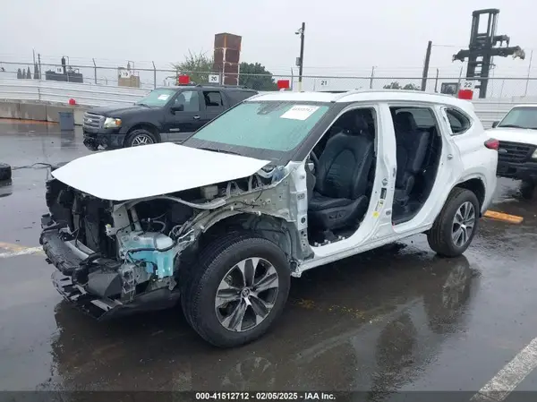 5TDKDRAH1PS504490 2023 TOYOTA HIGHLANDER - Image 2