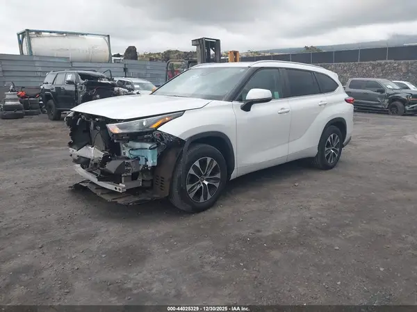 5TDKDRAH1PS510869 2023 TOYOTA HIGHLANDER - Image 2