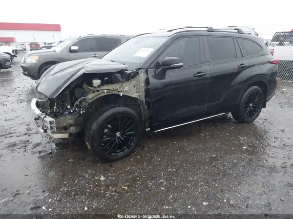 5TDKDRAH1PS512475 2023 TOYOTA HIGHLANDER - Image 2
