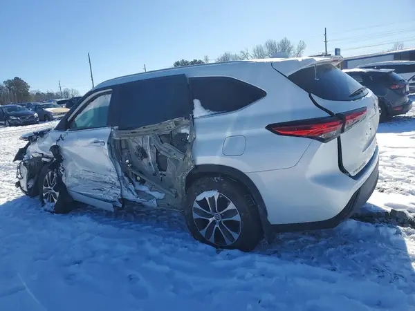 5TDKDRAH1PS520558 2023 TOYOTA HIGHLANDER - Image 2