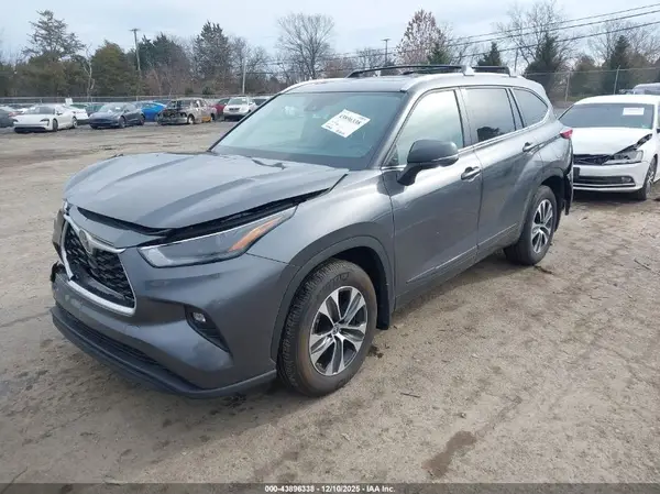 5TDKDRAH1PS525369 2023 TOYOTA HIGHLANDER - Image 2