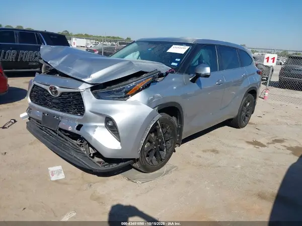 5TDKDRAH1PS525548 2023 TOYOTA HIGHLANDER - Image 2