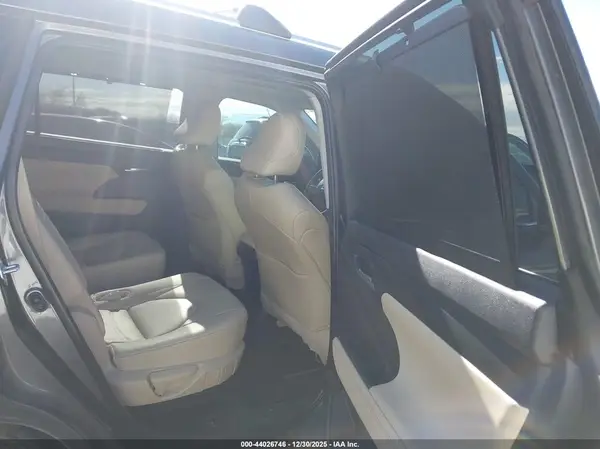 5TDKDRAH1RS051023 2024 TOYOTA HIGHLANDER - Image 8