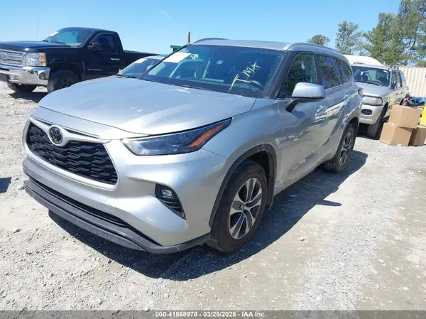 5TDKDRAH1RS528243 2024 TOYOTA HIGHLANDER - Image 2