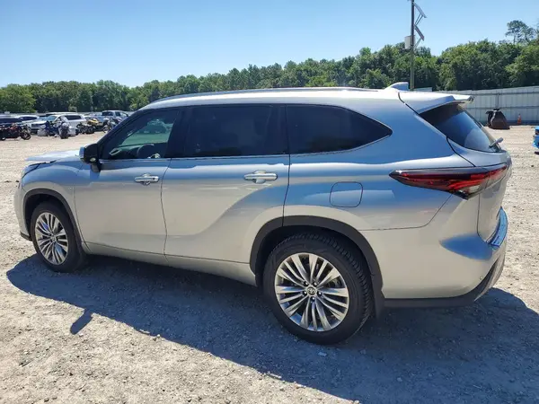 5TDKDRAH1RS548301 2024 TOYOTA HIGHLANDER - Image 2