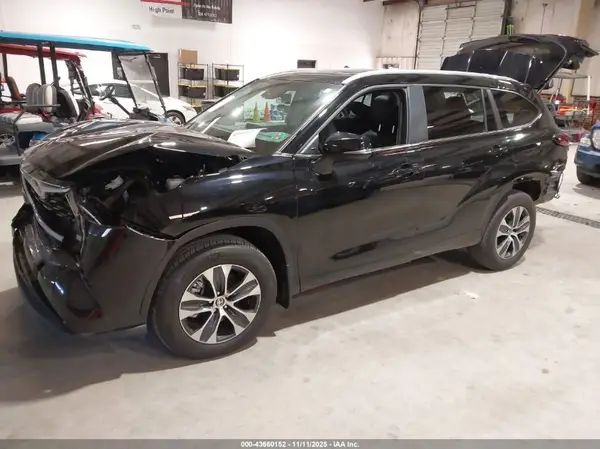 5TDKDRAH1SS556596 2025 TOYOTA HIGHLANDER - Image 2