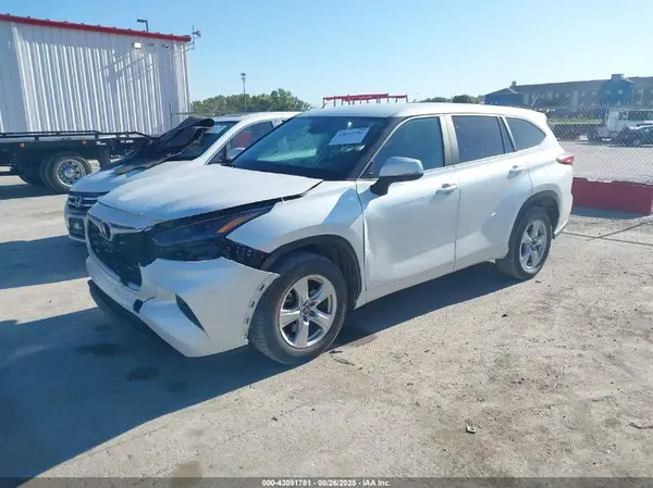 5TDKDRAH2PS003219 2023 TOYOTA HIGHLANDER - Image 2